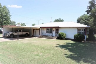 1104 N 10th St, Perry, OK 73077