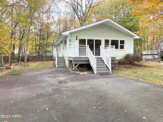 208 Lake Dr, Dingmans Ferry, PA 18328
