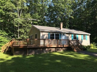 4 S Hope Rd, Rockport, ME 04856