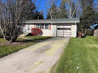 236 W Winnifred St, Freeport, IL 61032
