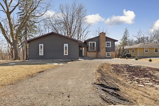 1121 Sunrise Dr, North Mankato, MN 56003