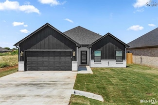 616 W Magnolia Ave, Iowa Park, TX 76367
