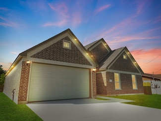 811 E Main St, La Porte, TX 77571