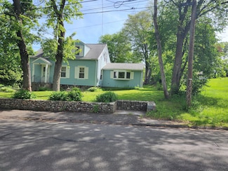 23 Capewell Ave, Oakville, CT 06779