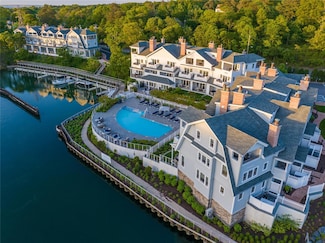 29 Old Boathouse Ln S, Hampton Bays, NY 11946