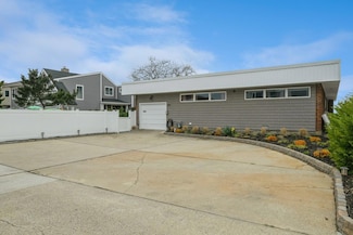 200 Block Ln, Island Park, NY 11558
