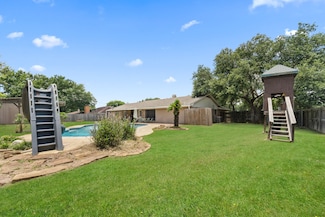 1001 Windy Dr, Brenham, TX 77833