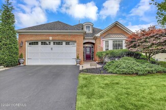 23 E Raphael Ln, Farmingdale, NJ 07727