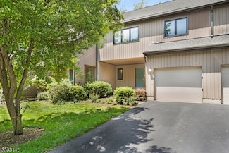 2 Lynn Ct, Morristown, NJ 07960