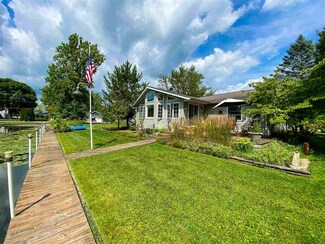 10367 N North Channel Dr, Syracuse, IN 46567