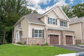 10 Watersedge Dr, Boonton, NJ 07005
