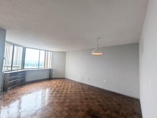 1240 Harmon Cove Tower, Secaucus, NJ 07094