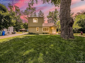 157 Cardinal St, Commerce Township, MI 48382