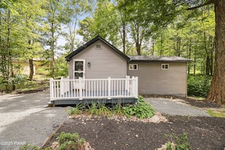 230 Hemlock Grove Rd, Newfoundland, PA 18445