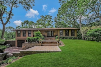 36 Woodland Ln, Smithtown, NY 11787