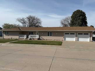 218 W 8th Ave, Holdrege, NE 68949