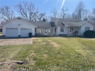 615 W 1st St, Saint Elmo, IL 62458