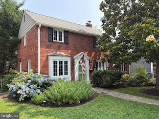 711 N Overlook Dr, Alexandria, VA 22305