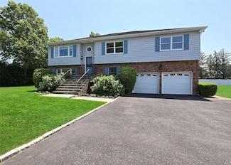 4 Donald St, Bayville, NY 11709