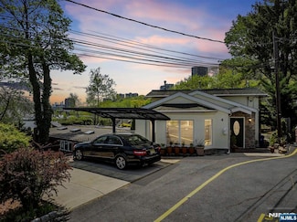 4 Colony Rd, Edgewater, NJ 07020