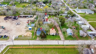 310 N Kleas St, Edna, TX 77957
