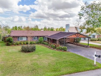 27836 Lois Dr, Tavares, FL 32778