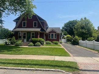 37 Cedar Ave, Islip, NY 11751