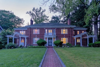 26 Overlook Cir, New Rochelle, NY 10804
