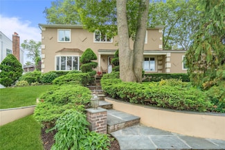 30 Frankie Ln, Old Bethpage, NY 11804