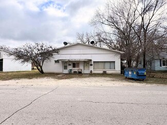 426 E Locust St, Bolivar, MO 65613