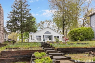 9630 Peninsula Dr, Grant, MI 49327