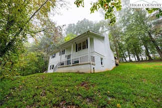 140 Greenbriar Ln, Millers Creek, NC 28651
