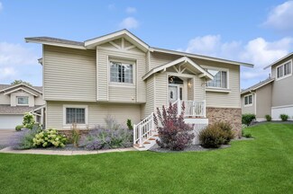 887 Ivy Ln, Saint Paul, MN 55123