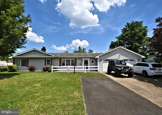 128 Violetwood Dr, Levittown, PA 19057