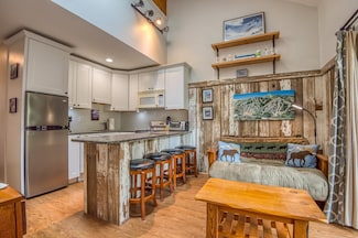 1 River Run Dr, Bartlett, NH 03838
