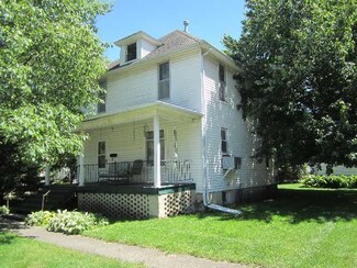443 E Oak St, Watseka, IL 60970