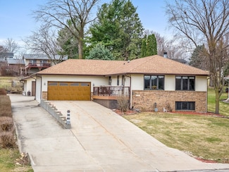72 Delburne Dr, Davis, IL 61019