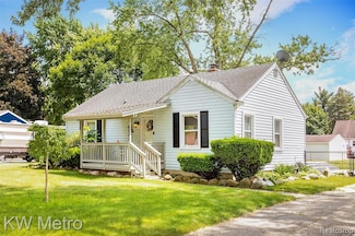 4865 Maycrest Dr, Waterford, MI 48328