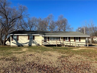 1227 N Chestnut St, Nevada, MO 64772