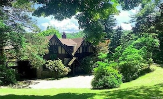 32 E Lake Stable Rd, Tuxedo Park, NY 10987