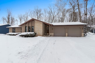 1444 Hazelwood Dr, Manitowoc, WI 54220