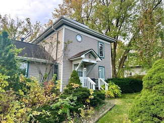 103 S 8th Ave E, Newton, IA 50208