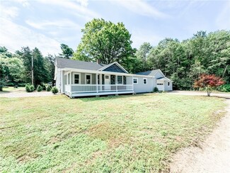 2440 Putnam Pike, Chepachet, RI 02814