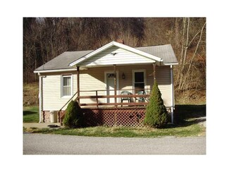 933 Pike Run Dr, Coal Center, PA 15423