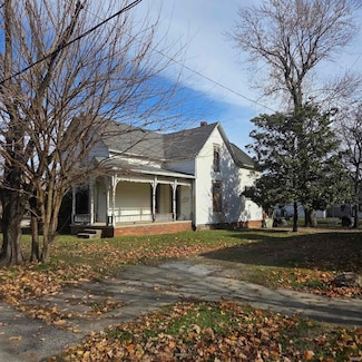 402 S 2nd St, Boonville, IN 47601