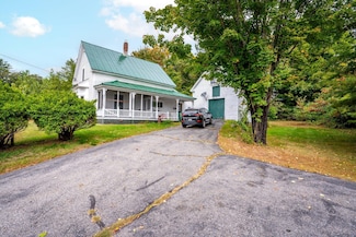 11 Gary St, South Paris, ME 04281