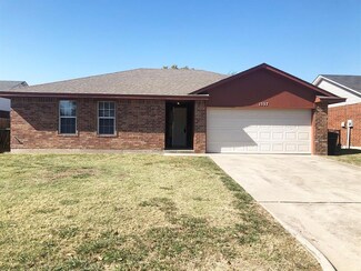 1537 N Southminster St, Moore, OK 73160