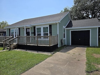 3125 South Dr, Groves, TX 77619