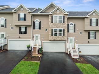 1120 Arrowhead Dr, Washington, PA 15301