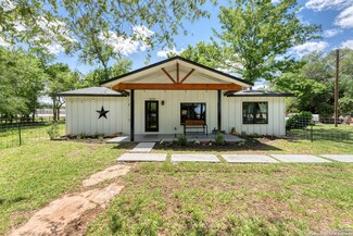 613 S 2nd St, Stockdale, TX 78160